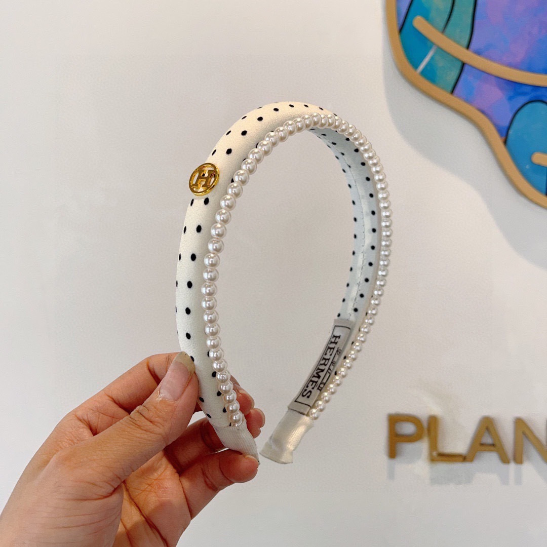 NO:555390,Comes with packaging HERMES Korean new small fresh pearl headband, comfortable and stress-free to wear, a must-have for styling!  Fashionable and versatile hair accessories for going out!  hairpins,hairpins,hermes,hermes,hairpins19860909配包装 HERMES（爱马仕）韩国新品小清新珍珠发箍,佩戴舒适无压力,造型搭配必备！时尚外出百搭款发饰！发夹,发夹,hermes,hermes,hairpins,accessory