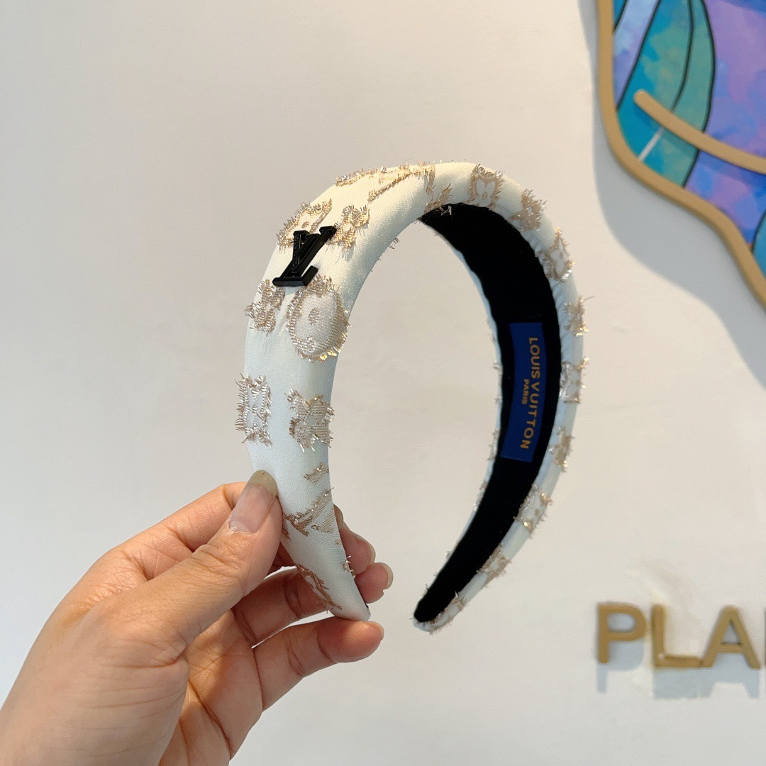 NO:555395,Comes with packaging LV Louis Vuitton graffiti hot new headband, fashionable and cute wide-brimmed headband, the latest arrival at the counter, fashionable and versatile, a must-have for goddesses!  hairpins,hairpins,louis vuitton,louis vuitton,hairpins19860909配包装 LV 路易威登 涂鸦火爆新款发箍,时尚可爱宽边头箍,专柜最新款来袭时尚百搭,女神必入 ！发夹,发夹,louis vuitton,louis vuitton,hairpins,accessory