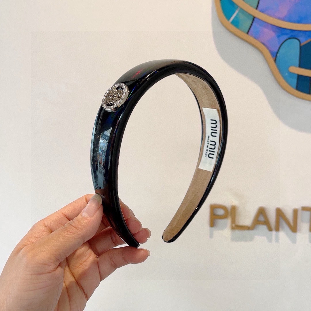 NO:555400,Comes with packaging miumiu new patent leather custom headband, metal letter headband!  The special fabric is very textured, classic and versatile, girly style hair accessories, hairpins, hairpins, miumiu, hairpins19860909配包装 miumiu 缪缪 新款漆皮定制发箍,金属字母头箍！特制面料非常显质感、经典百搭少女风发饰发夹,发夹,miumiu,hairpins,accessory