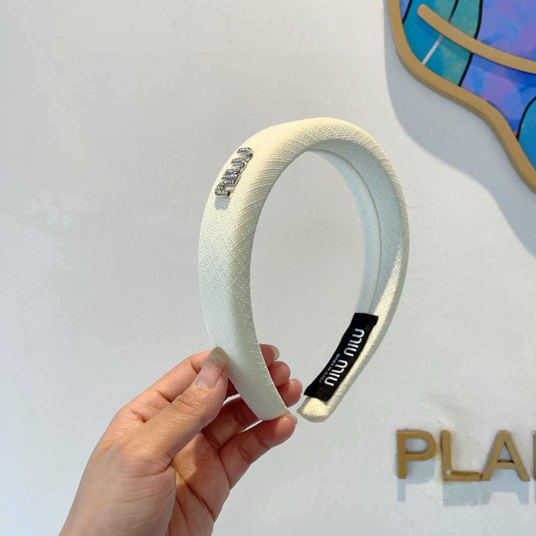 NO:555392,Comes with packaging MIUMIU's new handmade headband with sweet letters, a girly, simple and versatile headband, a must-have for trendy girls, super classy!  hairpins,hairpins,miumiu,hairpins19860909配包装 MIUMIU（缪缪）新款甜美字母手工制作发箍,少女感简约百搭头箍、潮女必备品,超级的高大上！发夹,发夹,miumiu,hairpins,accessory