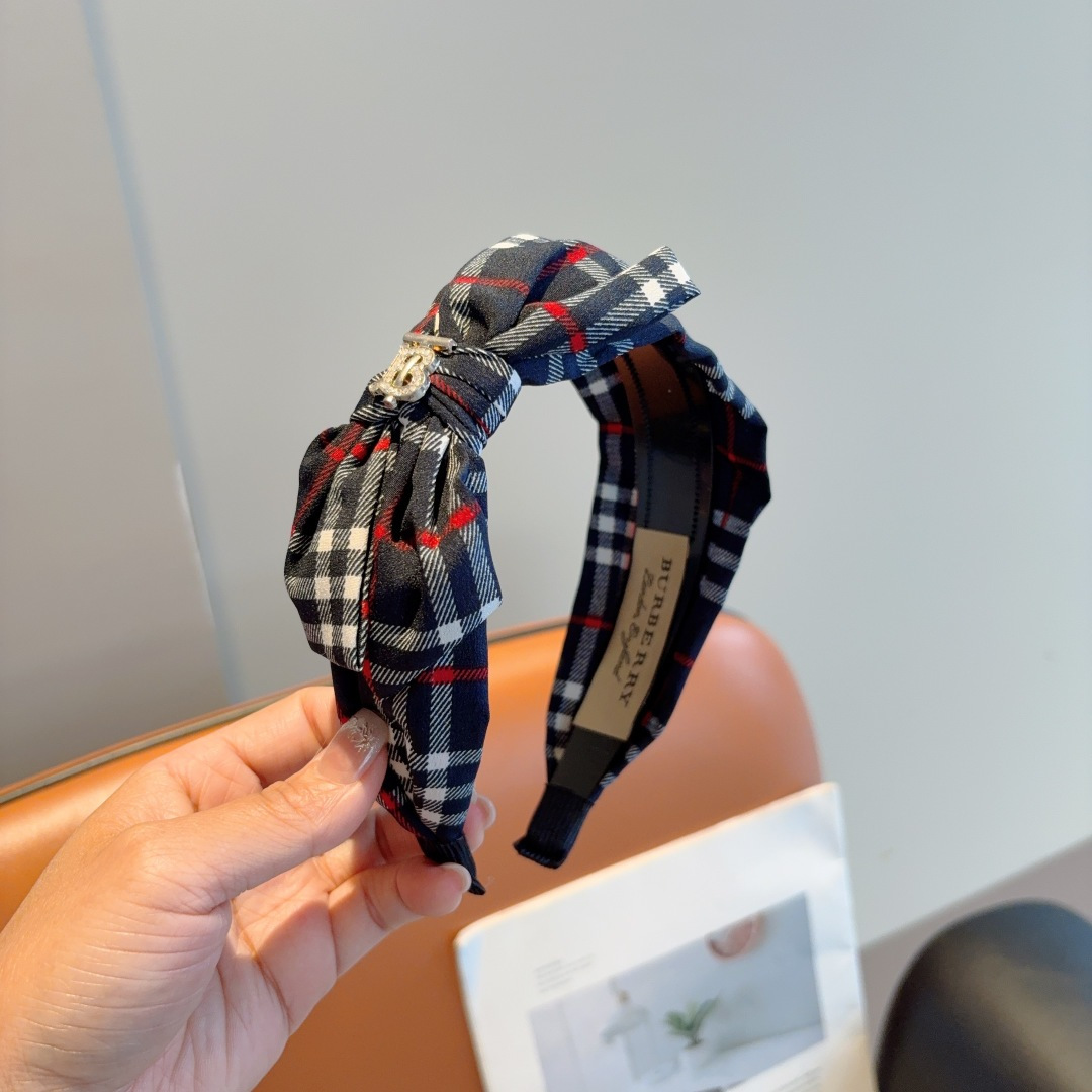 NO:555397,Comes with packaging. BURBERRY new bow headband, fabric supplied by customer. All details are shot in real time!  Very attractive and versatile, suitable for various occasions!  hairpins,hairpins,burberry,burberry,hairpins19860909配包装 巴宝莉BURBERRY 新款蝴蝶结发箍,客供面料 细节全部实拍！非常耐看又百搭、适合各种场合搭配！发夹,发夹,burberry,burberry,hairpins,accessory