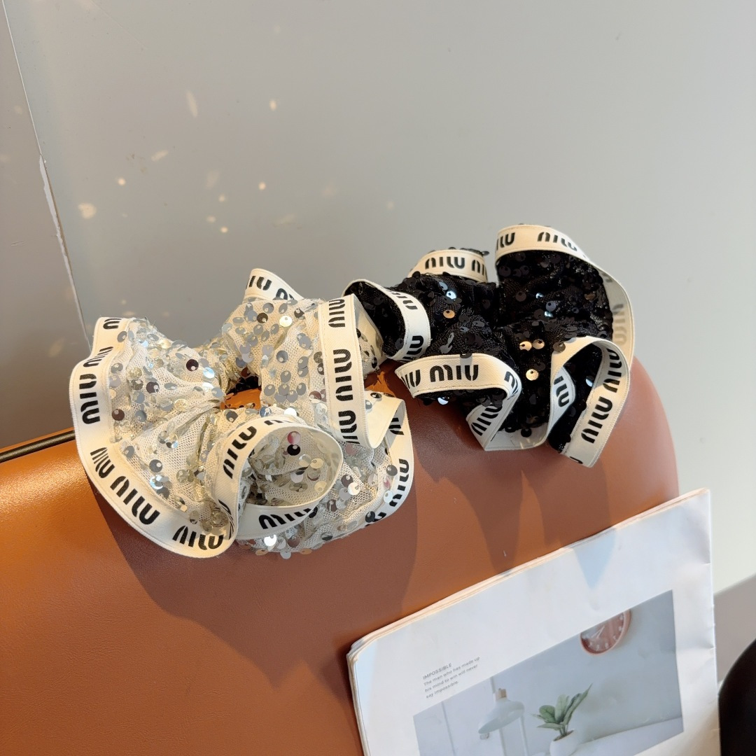 NO:555402,Comes with packaging: miumiu Internet celebrity's new hair tie, exquisite beaded intestine ring and elastic band, comfortable and stress-free to wear, a must-have for styling!  Very fashionable and versatile!  Must-have hairpins for goddesses, hairpins, miumiu, hairpins19860909配包装 miumiu（缪缪）网红新款发圈,精致珠片肠圈皮筋,佩戴舒适无压力,造型搭配必备！非常时尚百搭！女神必备单品发夹,发夹,miumiu,hairpins,accessory