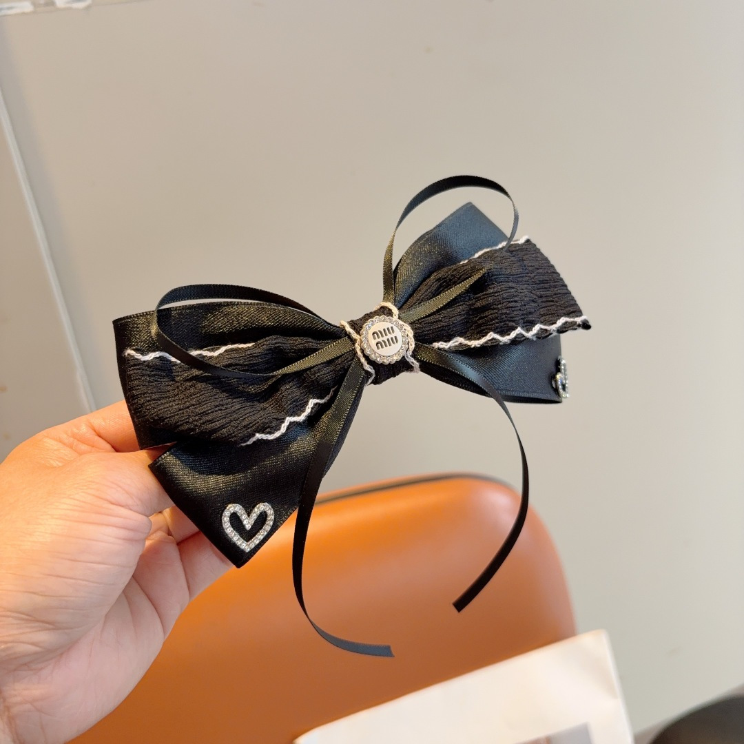 NO:555351,Comes with packaging: miumiu star-style bow hairpin, slingshot clip, internet celebrity recommended style, classic bow headpiece, super versatile!  hairpins,hairpins,miumiu,hairpins19860909配包装 miumiu（缪缪）明星同款蝴蝶结发夹 弹弓夹 网红推荐款 经典蝴蝶结头饰,超级百搭哦！发夹,发夹,miumiu,hairpins,accessory