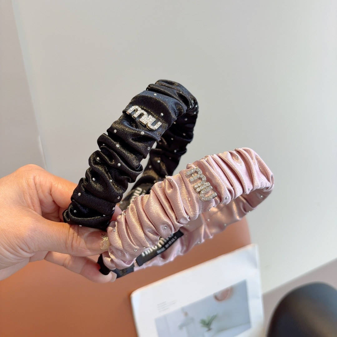 NO:555361,Comes with packaging MIUMIU's new handmade pleated headband, original item, simple and versatile, a must-have for fashionable women, super classy!  hairpins,hairpins,miumiu,hairpins19860909配包装 MIUMIU（缪缪）新款手工制作褶皱发箍,原单货,简约百搭,潮女必备品,超级的高大上！发夹,发夹,miumiu,hairpins,accessory