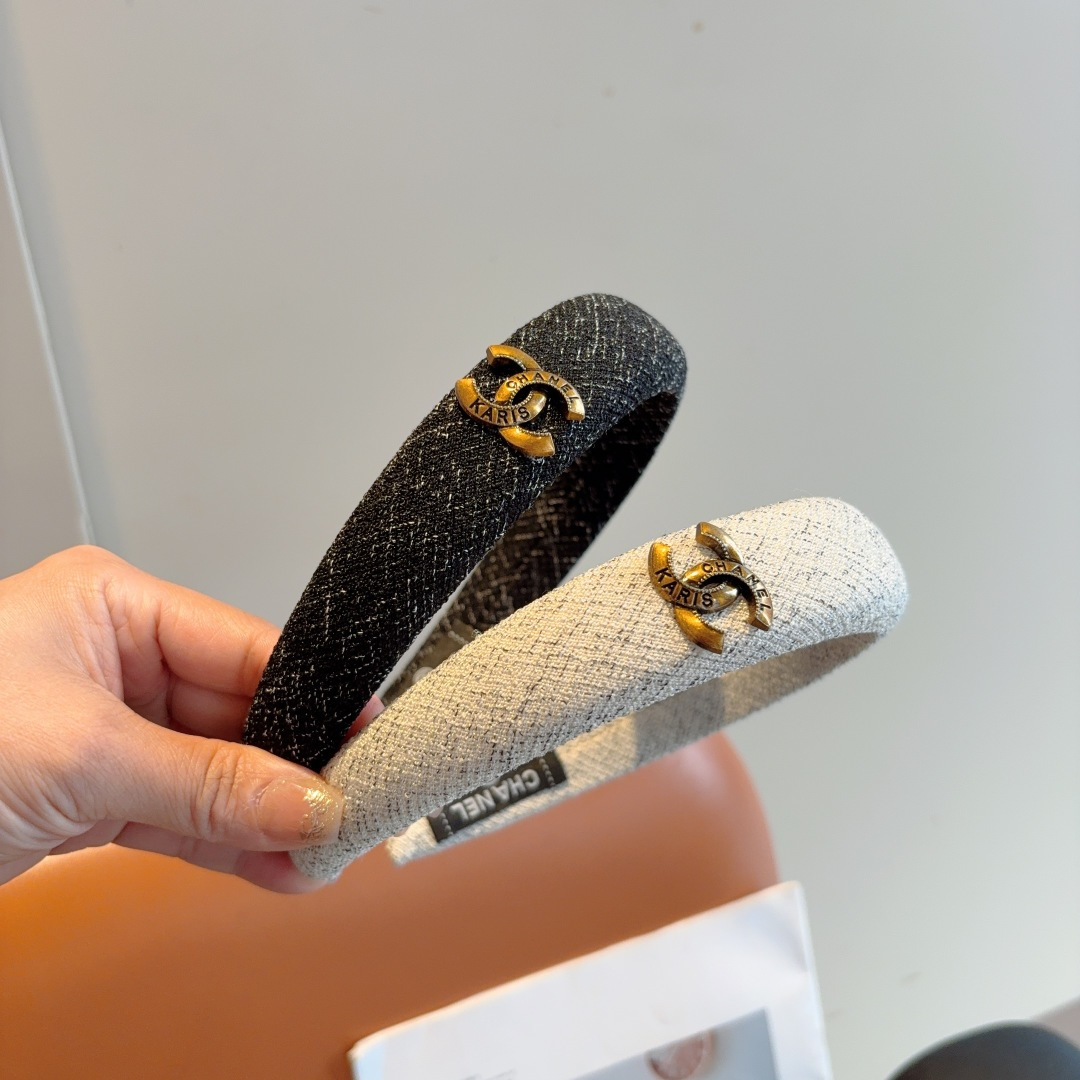 NO:555372,Comes with packaging CHANEL (Chanel) latest small fragrance headband, new large face-showing small headband, recommended by Internet celebrities. Paired with high-end double Clogo, super exquisite, fashionable and versatile!  hairpins,hairpins,chanel,chanel,hairpins19860909配包装 CHANEL（香奈儿）最新款小香发箍,新品巨显脸小头箍,网红爆款推荐 搭配高端双Ｃlogo ,超精致时尚百搭！发夹,发夹,chanel,chanel,hairpins,accessory