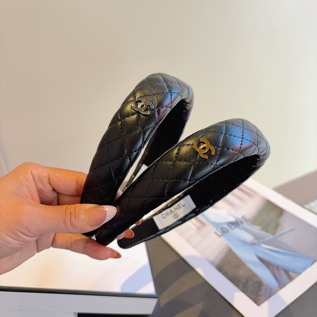 NO:555391,Comes with packaging CHANEL (Chanel) latest small fragrant sheepskin headband, retro headband, recommended by Internet celebrities. With high-end materials, super exquisite, fashionable and versatile. Hairpins, hairpins, chanel, chanel, sheepskin, hairpins19860909配包装 CHANEL（香奈儿）最新款小香羊皮发箍,复古头箍,网红爆款推荐 搭配高端材质,超精致,时尚百搭.发夹,发夹,chanel,chanel,sheepskin,hairpins,accessory