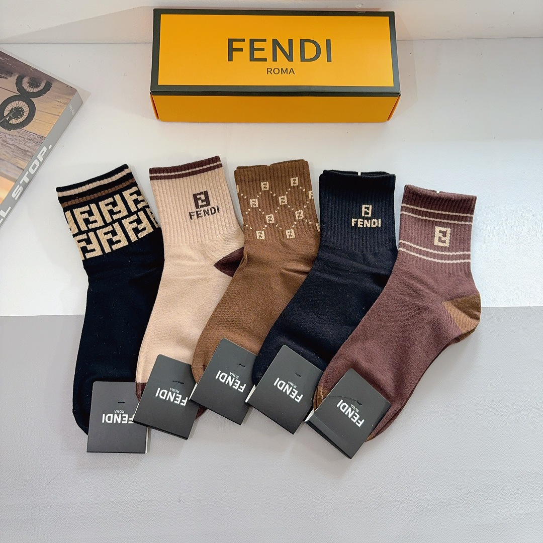 NO:584554,Comes with packaging (5 pairs in a box) FENDI Fendi's new mid-calf men's socks, pure cotton fabric, a must-have for fashionistas, classic double F, personalized fashionable and versatile, you deserve it Socks, stockings, socks, fendi, fendi, socks19860909配包装（一盒5双） FENDI 芬迪 新款中筒男款袜子,纯棉面料,潮人必备 ,经典双F,个性时尚百搭款,你值得拥有哦袜子,丝袜,袜子,fendi,fendi,socks,accessory