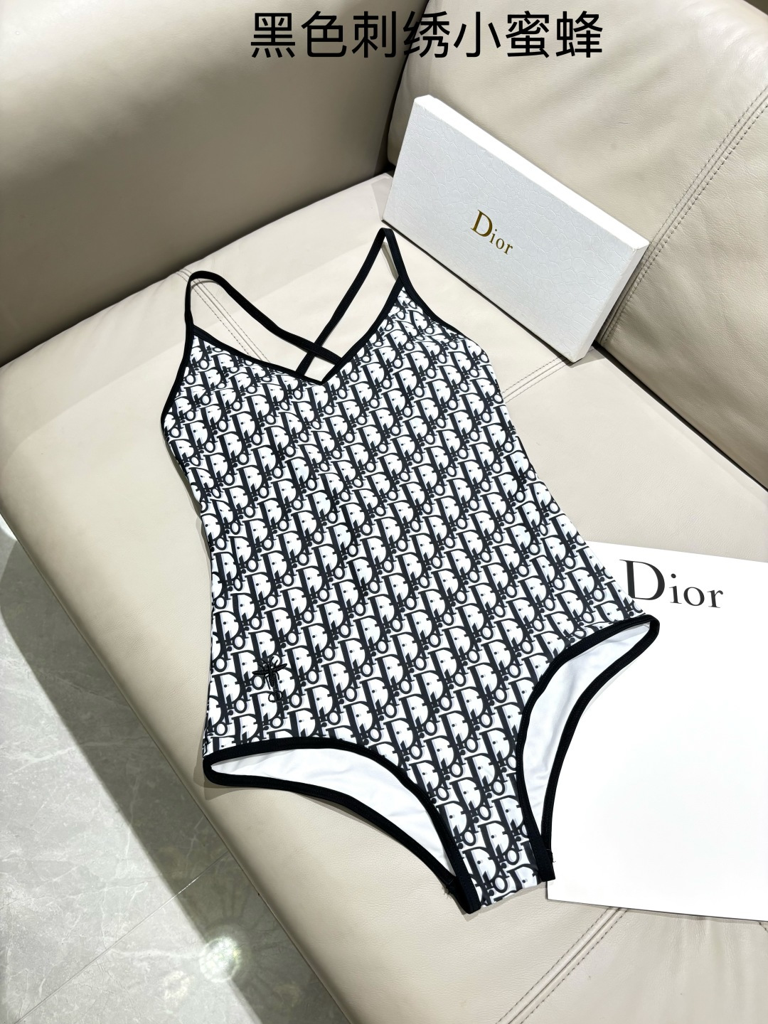 Dior连体泳衣 👙刺绣小蜜蜂  经典字母印花 拿捏度假氛围感   满印字母印花 度假高级感密码   D