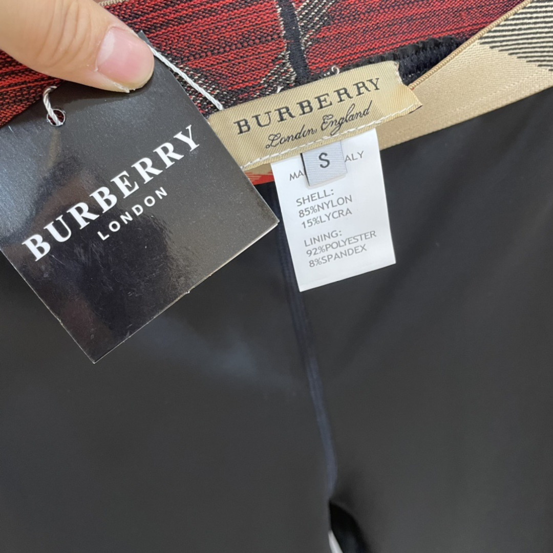 巴宝莉新款高弹力健身瑜伽服运动套装~性感小吊带（有胸垫）+修身提臀显瘦打底裤脚          码数：