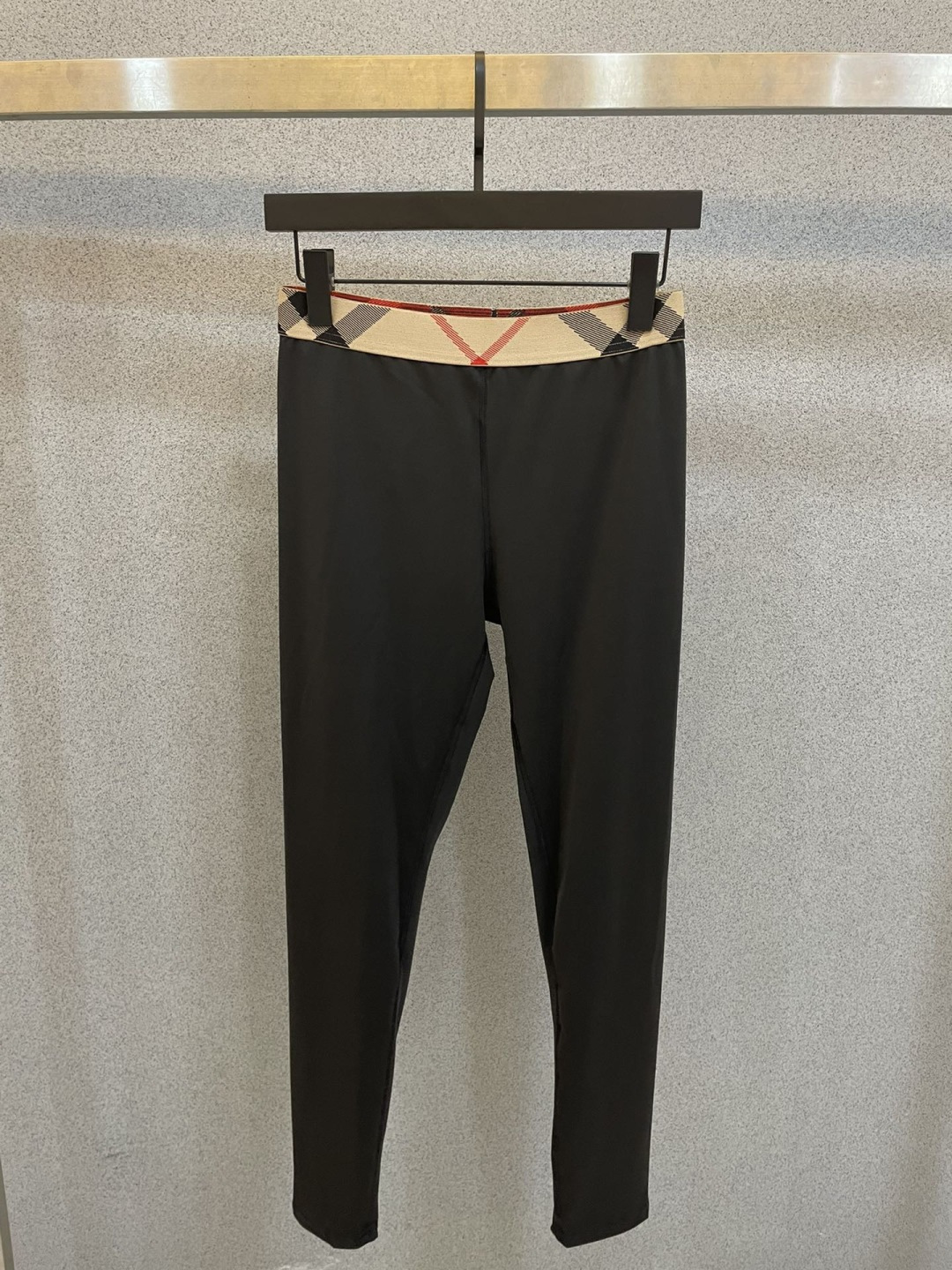 巴宝莉新款高弹力健身瑜伽服运动套装~性感小吊带（有胸垫）+修身提臀显瘦打底裤脚          码数：