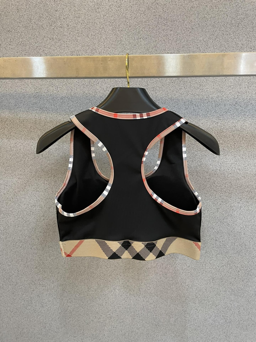 巴宝莉新款高弹力健身瑜伽服运动套装~性感小吊带（有胸垫）+修身提臀显瘦打底裤脚          码数：