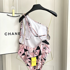 Pucci新款连体😍🥰适合多种场景的游泳衣🏊♀️海边 游泳池 温泉 水上乐园 漂流都可以😌内搭也完全可 Pucci新款连体😍🥰适合多种场景的游泳衣🏊♀️海边 游泳池 温泉 水上乐园 漂流都可以😌内搭也完全可