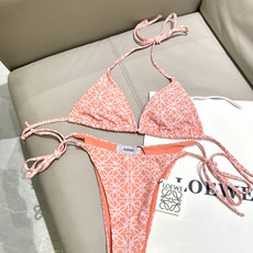Loewe新款分体😍🥰适合多种场景的游泳衣🏊♀️海边 游泳池 温泉 水上乐园 漂流都可以😌内搭也完全可 Loewe新款分体😍🥰适合多种场景的游泳衣🏊♀️海边 游泳池 温泉 水上乐园 漂流都可以😌内搭也完全可