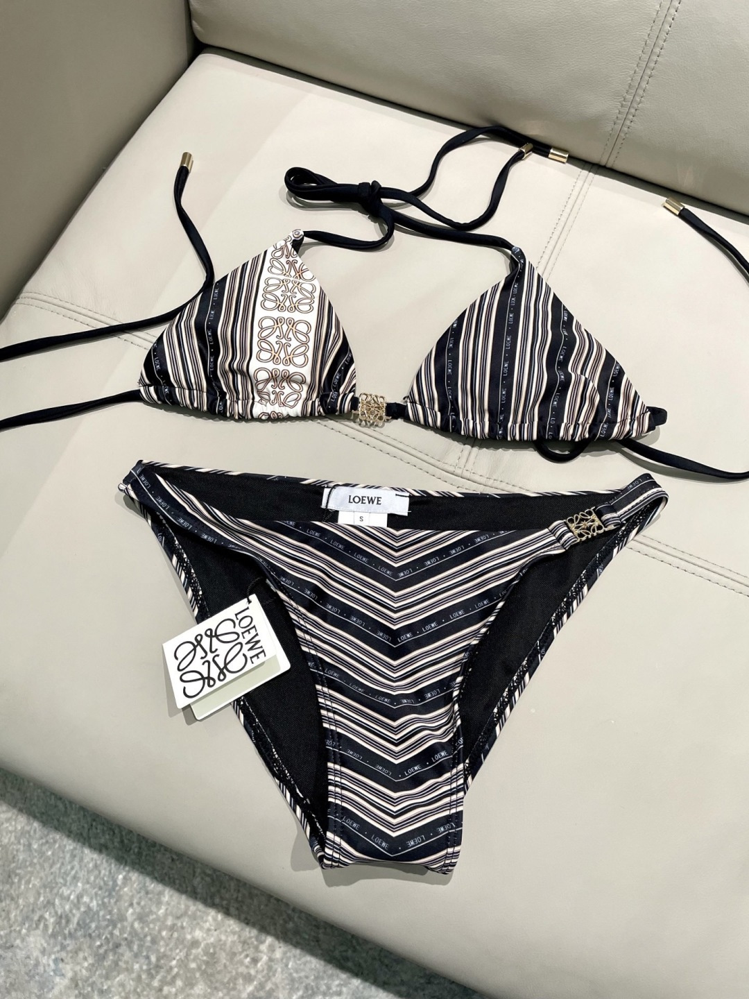 罗意威新款比基尼泳衣  定制对吧版五金 😍🥰适合多种场景的游泳衣🏊‍♀️海边 游泳池 温泉 水上乐园 漂