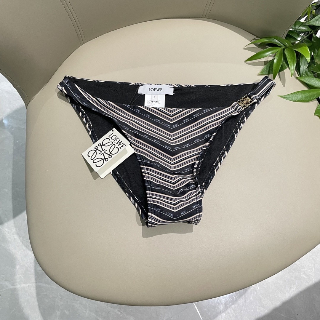 罗意威新款比基尼泳衣  定制对吧版五金 😍🥰适合多种场景的游泳衣🏊‍♀️海边 游泳池 温泉 水上乐园 漂