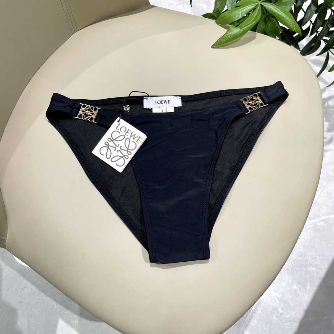罗意威新款比基尼泳衣  定制对吧版五金 😍🥰适合多种场景的游泳衣🏊‍♀️海边 游泳池 温泉 水上乐园 漂