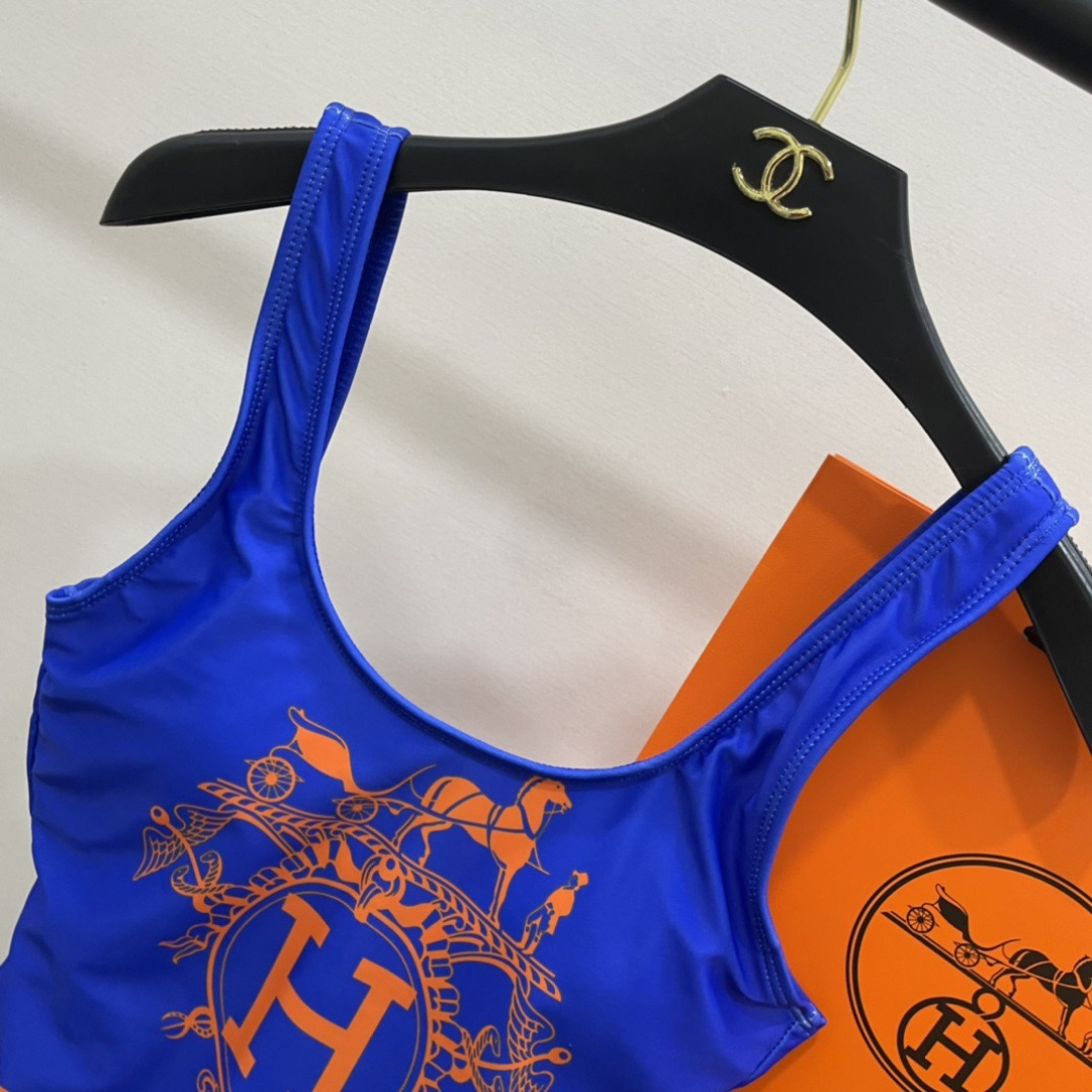 爱马仕新款泳衣😍🥰适合多种场景的游泳衣🏊‍♀️海边 游泳池 温泉 水上乐园 漂流都可以😌内搭也完全可以 