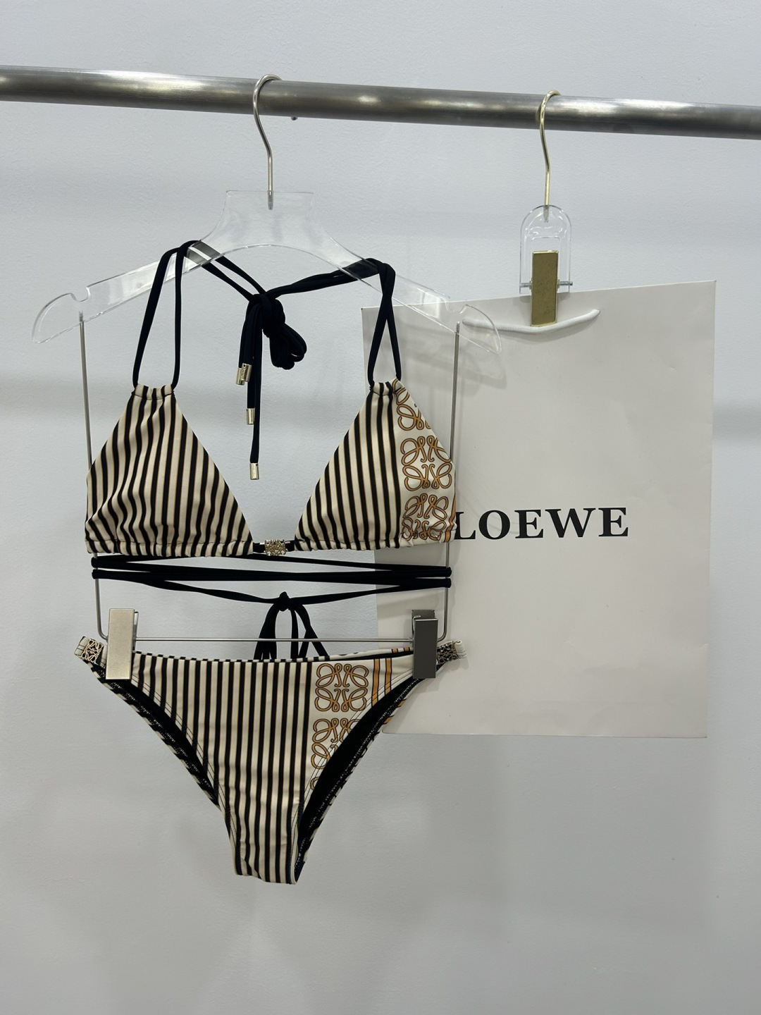 罗意威新款比基尼泳衣  定制对吧版五金 😍🥰适合多种场景的游泳衣🏊‍♀️海边 游泳池 温泉 水上乐园 漂