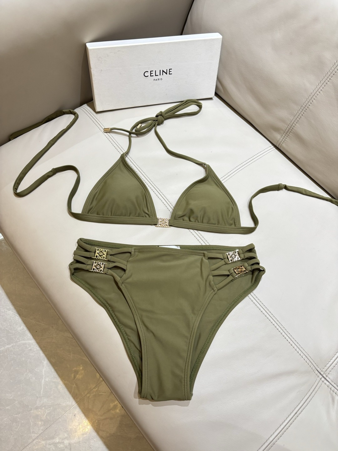罗意威新款比基尼泳衣  定制对版五金 😍🥰适合多种场景的游泳衣🏊‍♀️海边 游泳池 温泉 水上乐园 漂流