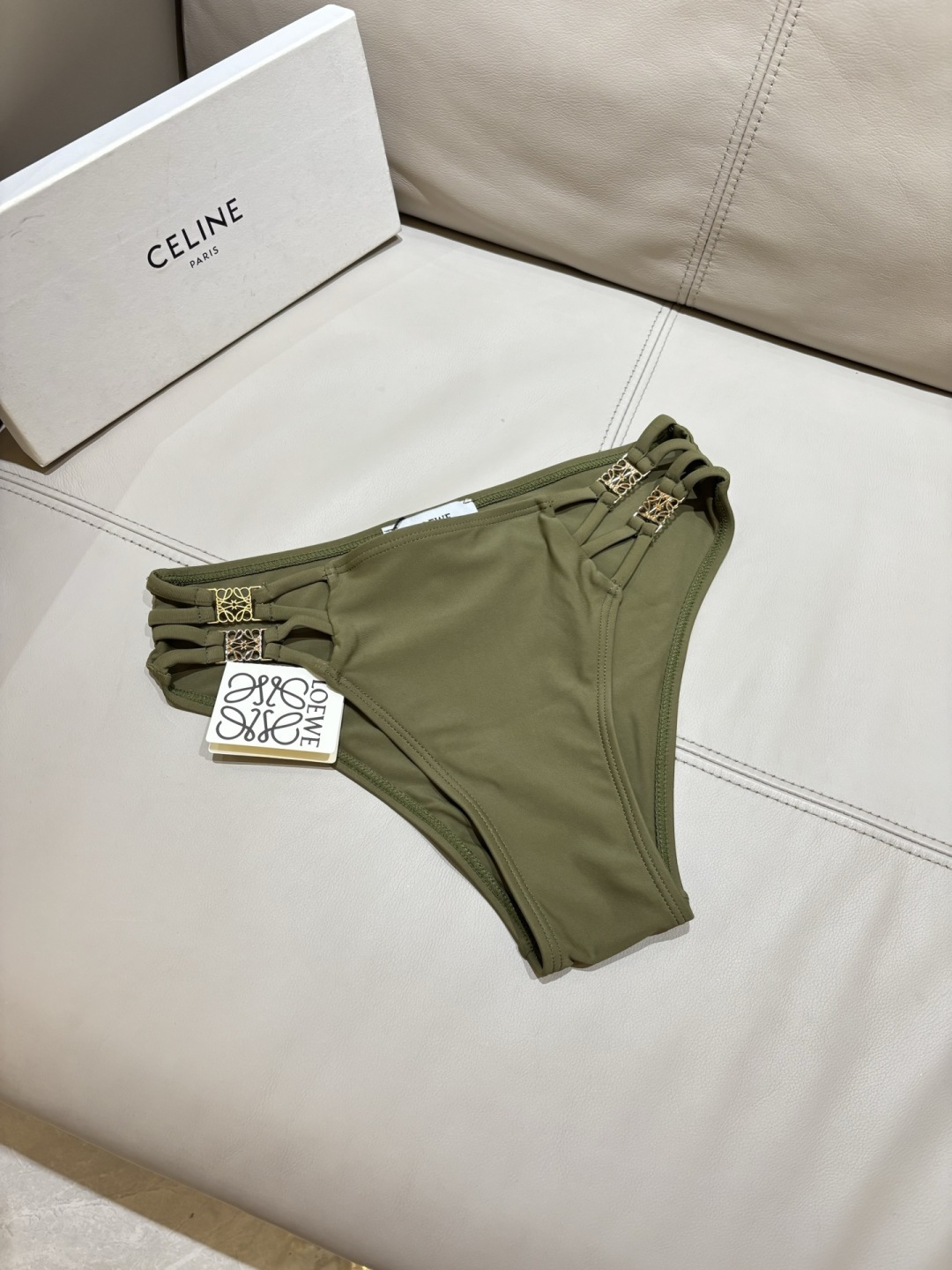 罗意威新款比基尼泳衣  定制对版五金 😍🥰适合多种场景的游泳衣🏊‍♀️海边 游泳池 温泉 水上乐园 漂流