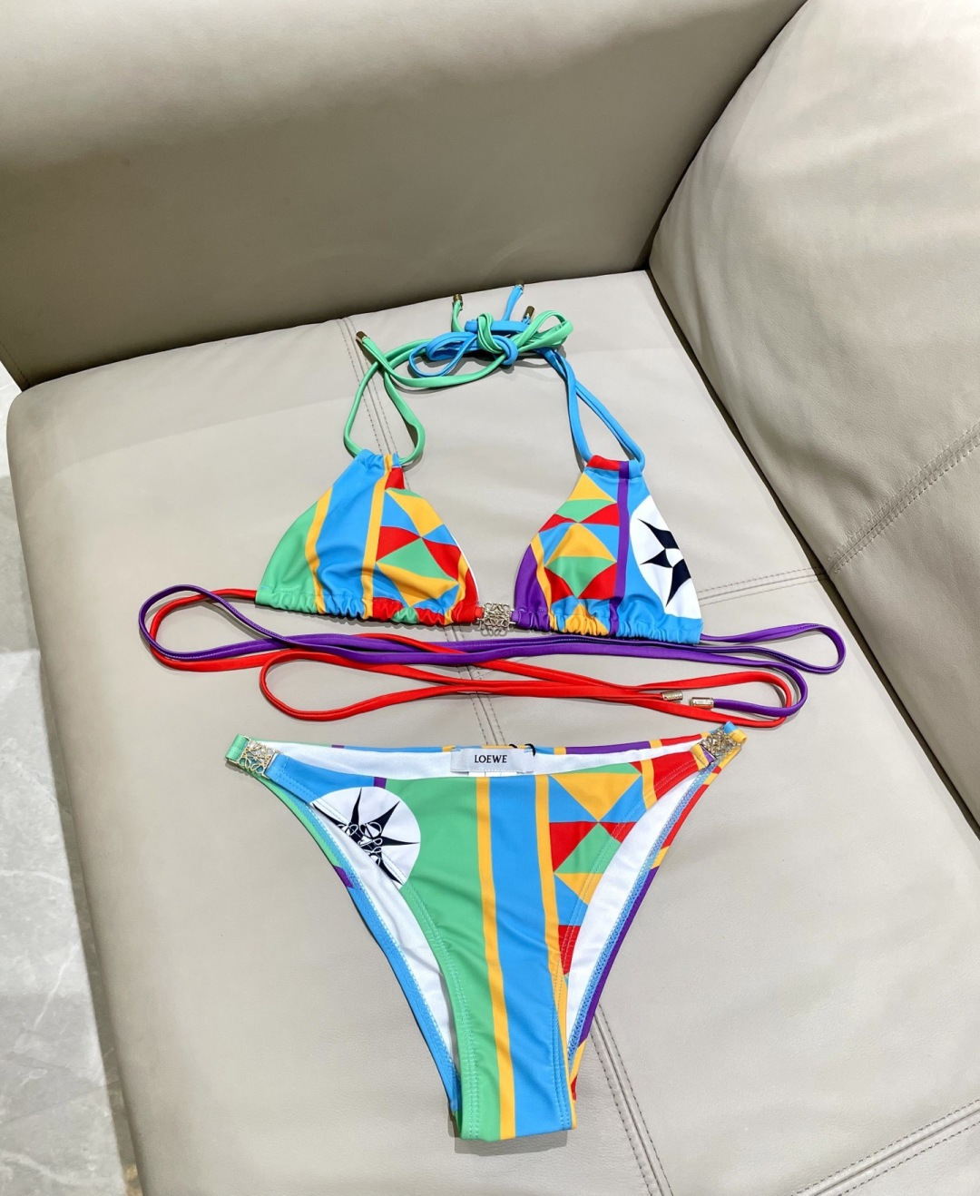 罗意威新款比基尼泳衣  定制对版五金 😍🥰适合多种场景的游泳衣🏊‍♀️海边 游泳池 温泉 水上乐园 漂流
