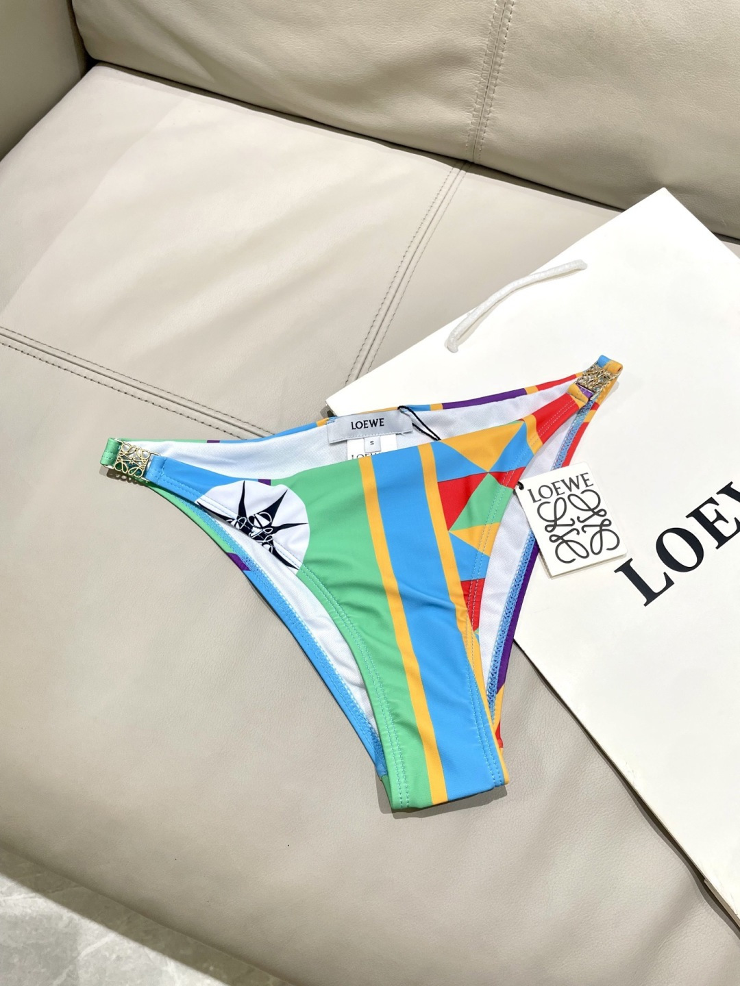 罗意威新款比基尼泳衣  定制对版五金 😍🥰适合多种场景的游泳衣🏊‍♀️海边 游泳池 温泉 水上乐园 漂流
