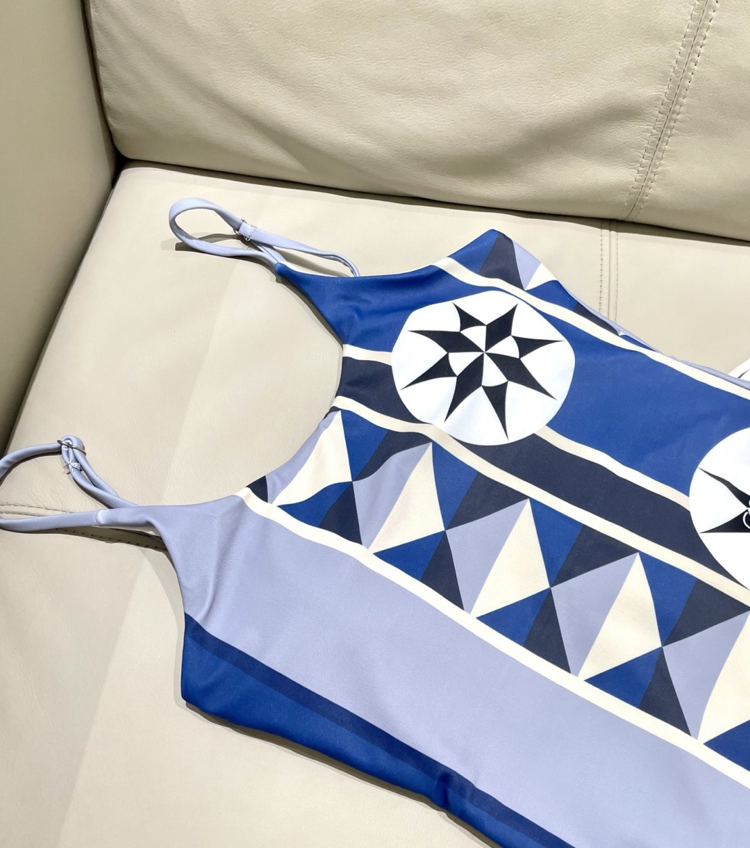 罗意威新款比基尼泳衣  定制对版五金 😍🥰适合多种场景的游泳衣🏊‍♀️海边 游泳池 温泉 水上乐园 漂流