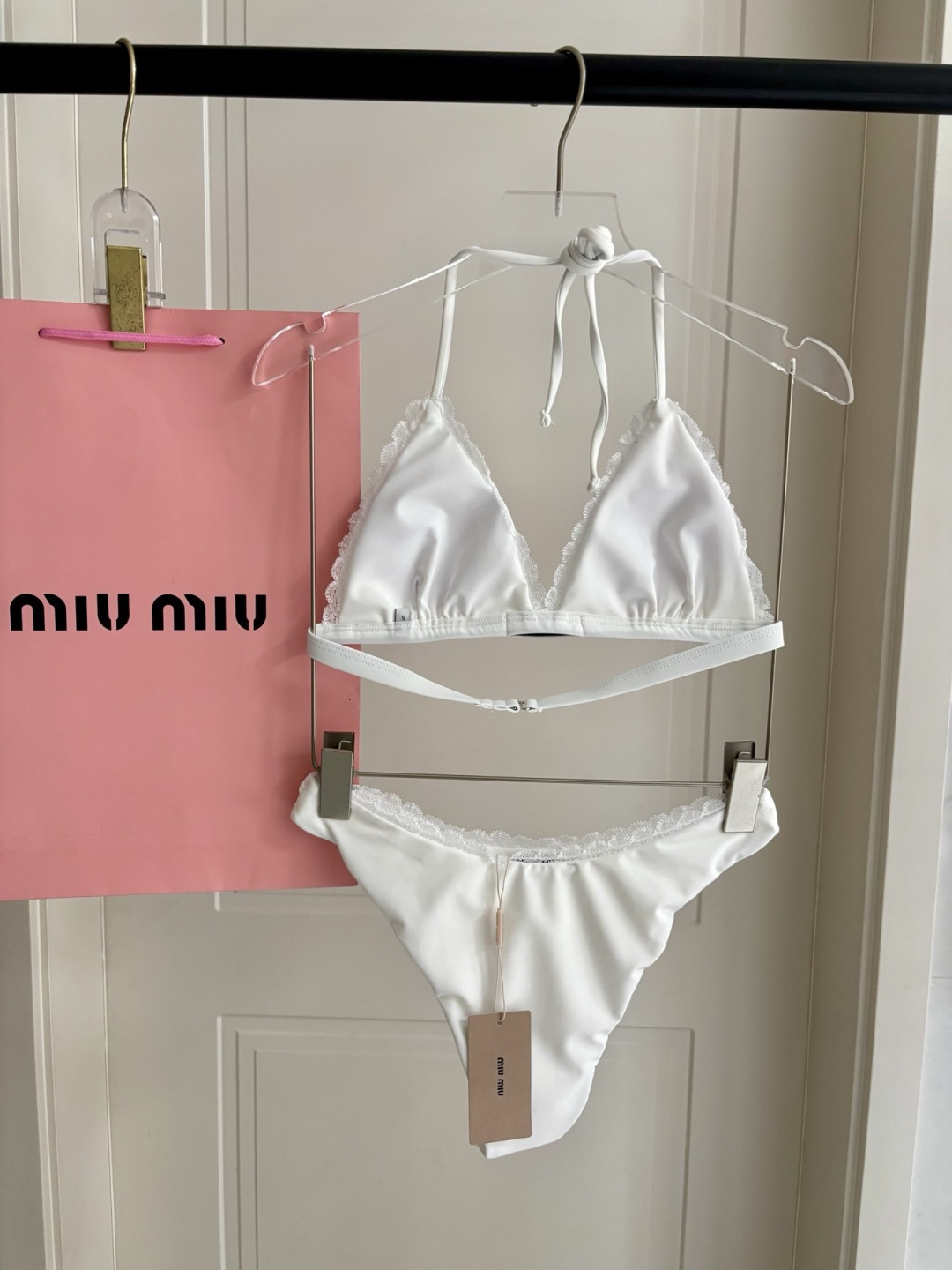 miumiu新款连体泳衣👙❤️😍🥰适合多种场景的游泳衣🏊‍♀️海边 游泳池 温泉 水上乐园 漂流都可以😌