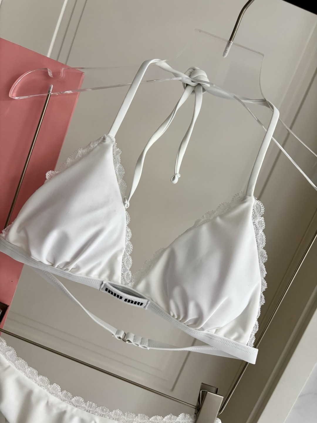 miumiu新款连体泳衣👙❤️😍🥰适合多种场景的游泳衣🏊‍♀️海边 游泳池 温泉 水上乐园 漂流都可以😌