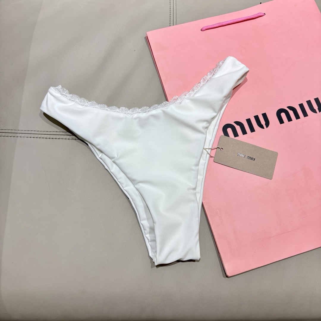 miumiu新款连体泳衣👙❤️😍🥰适合多种场景的游泳衣🏊‍♀️海边 游泳池 温泉 水上乐园 漂流都可以😌