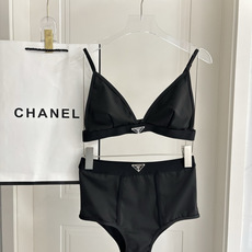 普拉达分体比基尼😍🥰适合多种场景的游泳衣🏊♀️海边 游泳池 温泉 水上乐园 漂流都可以😌内搭也完全可以 普拉达分体比基尼😍🥰适合多种场景的游泳衣🏊♀️海边 游泳池 温泉 水上乐园 漂流都可以😌内搭也完全可以