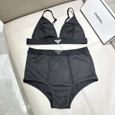普拉达分体比基尼😍🥰适合多种场景的游泳衣🏊♀️海边 游泳池 温泉 水上乐园 漂流都可以😌内搭也完全可以 普拉达分体比基尼😍🥰适合多种场景的游泳衣🏊♀️海边 游泳池 温泉 水上乐园 漂流都可以😌内搭也完全可以
