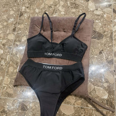 TOMFORD新款比基尼😍🥰适合多种场景的游泳衣🏊♀️海边 游泳池 温泉 水上乐园 漂流都可以😌内搭也 TOMFORD新款比基尼😍🥰适合多种场景的游泳衣🏊♀️海边 游泳池 温泉 水上乐园 漂流都可以😌内搭也