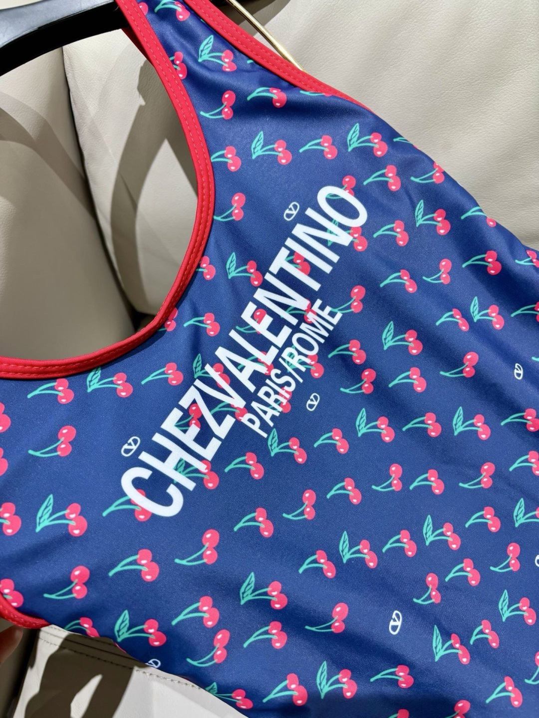 华伦天奴新款泳衣😍🥰适合多种场景的游泳衣🏊‍♀️海边 游泳池 温泉 水上乐园 漂流都可以😌内搭也完全可以
