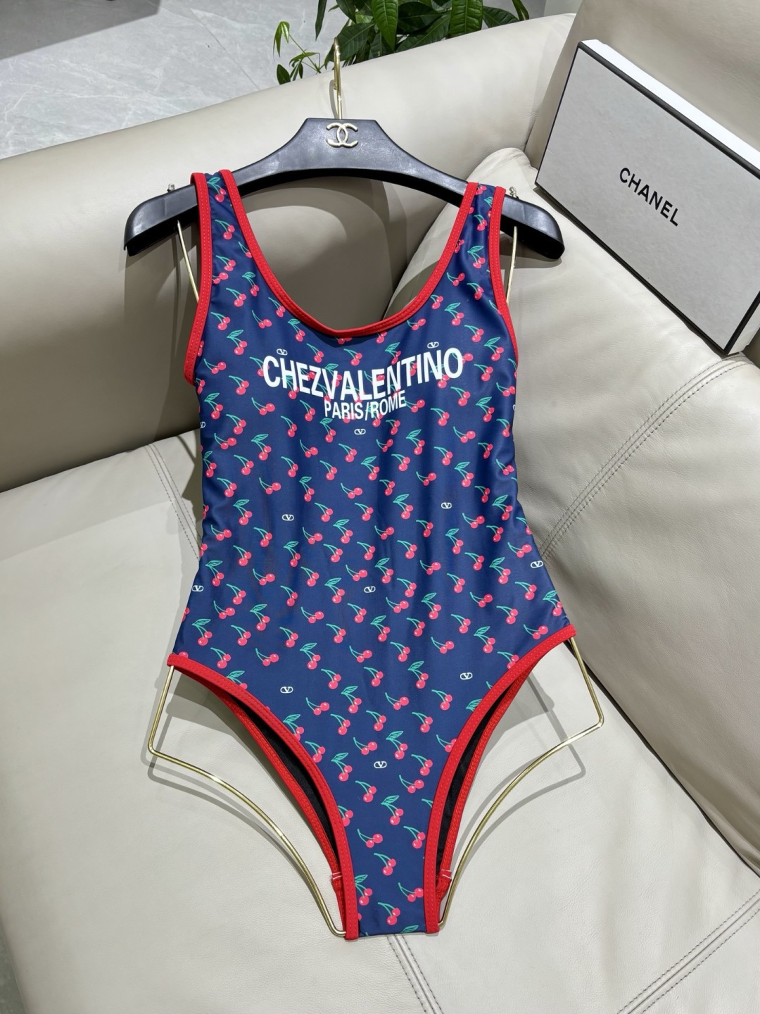 华伦天奴新款泳衣😍🥰适合多种场景的游泳衣🏊‍♀️海边 游泳池 温泉 水上乐园 漂流都可以😌内搭也完全可以