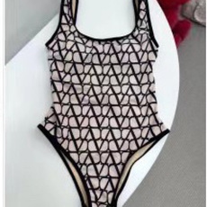 华伦天奴新款泳衣😍🥰适合多种场景的游泳衣🏊♀️海边 游泳池 温泉 水上乐园 漂流都可以😌内搭也完全可以 华伦天奴新款泳衣😍🥰适合多种场景的游泳衣🏊♀️海边 游泳池 温泉 水上乐园 漂流都可以😌内搭也完全可以