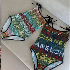 Chanel新款复古彩印吊带泳装,夏日度假亮眼出圈浓郁复古涂鸦印花,撞色吸睛不撞款蝴蝶结细肩带设计,温柔 Chanel新款复古彩印吊带泳装,夏日度假亮眼出圈浓郁复古涂鸦印花,撞色吸睛不撞款蝴蝶结细肩带设计,温柔