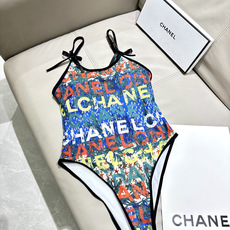 Chanel新款复古彩印吊带泳装,夏日度假亮眼出圈浓郁复古涂鸦印花,撞色吸睛不撞款蝴蝶结细肩带设计,温柔 Chanel新款复古彩印吊带泳装,夏日度假亮眼出圈浓郁复古涂鸦印花,撞色吸睛不撞款蝴蝶结细肩带设计,温柔