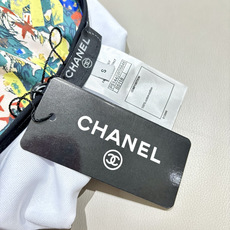 Chanel新款复古彩印吊带泳装,夏日度假亮眼出圈浓郁复古涂鸦印花,撞色吸睛不撞款蝴蝶结细肩带设计,温柔 Chanel新款复古彩印吊带泳装,夏日度假亮眼出圈浓郁复古涂鸦印花,撞色吸睛不撞款蝴蝶结细肩带设计,温柔