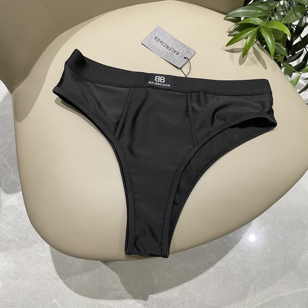 巴黎世家新款泳衣👙❤️😍🥰适合多种场景的游泳衣🏊‍♀️海边 游泳池 温泉 水上乐园 漂流都可以😌内搭外穿