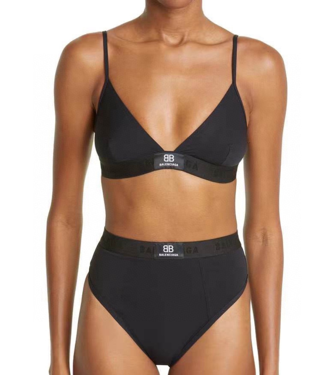 巴黎世家新款泳衣👙❤️😍🥰适合多种场景的游泳衣🏊‍♀️海边 游泳池 温泉 水上乐园 漂流都可以😌内搭外穿