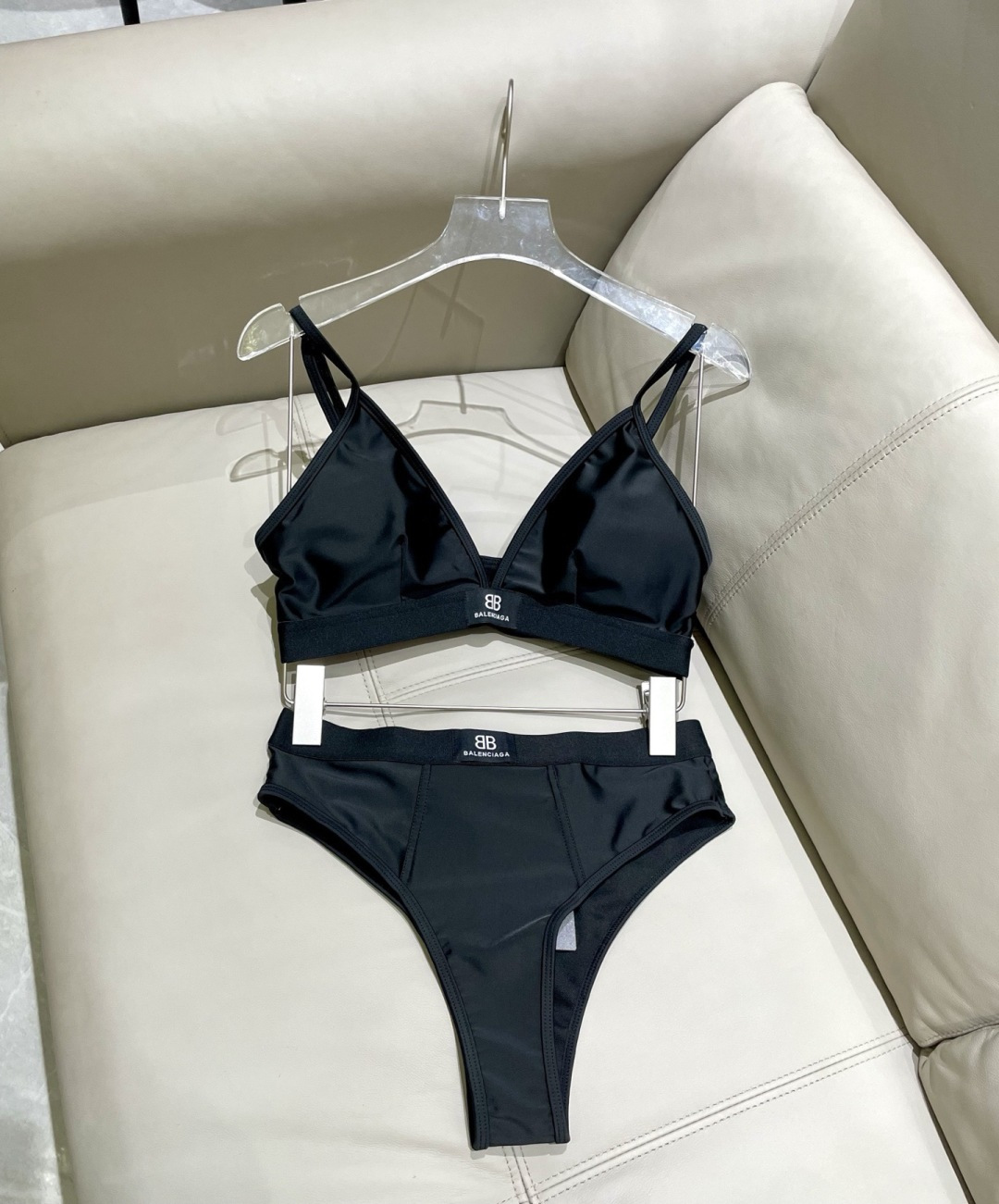 巴黎世家新款泳衣👙❤️😍🥰适合多种场景的游泳衣🏊‍♀️海边 游泳池 温泉 水上乐园 漂流都可以😌内搭外穿