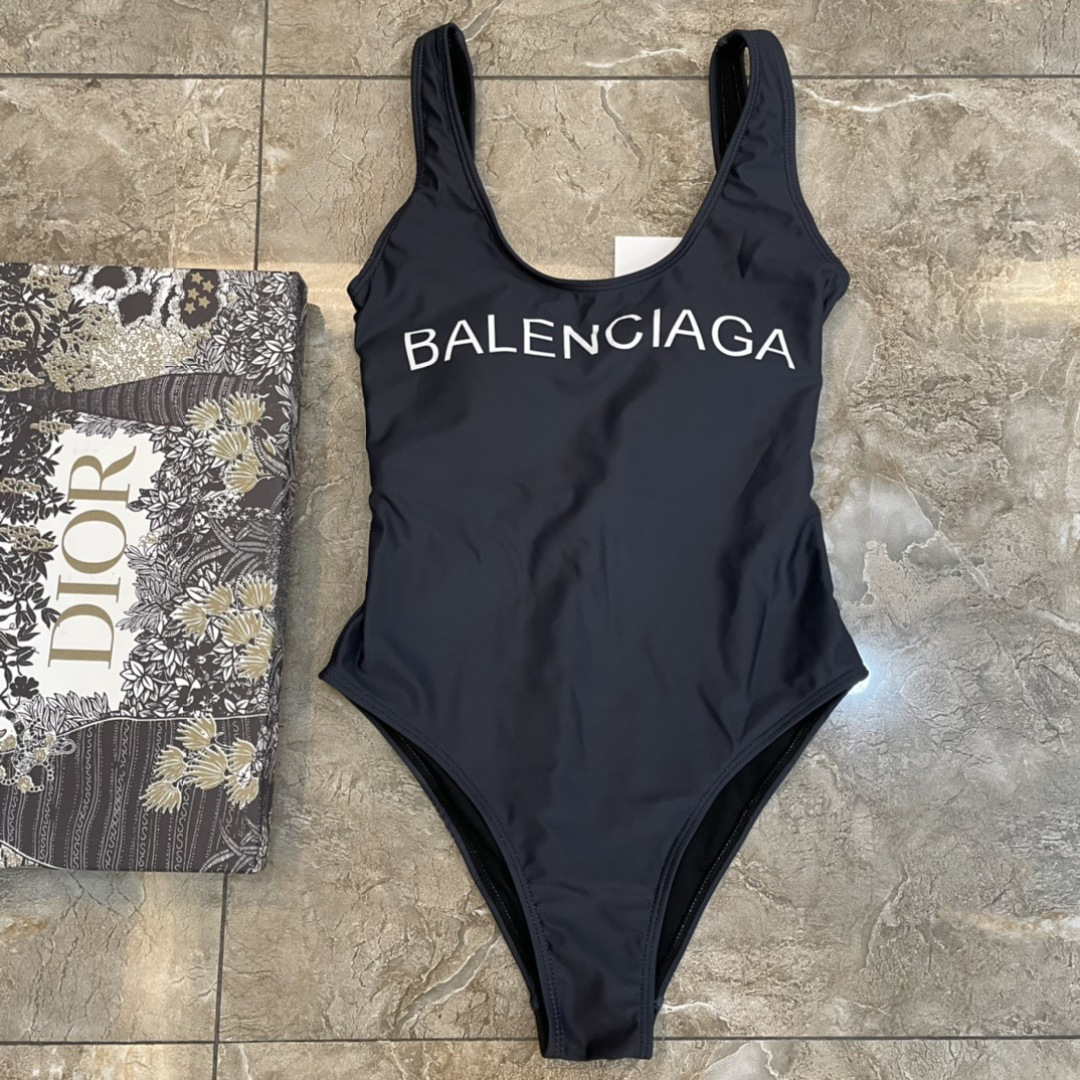 巴黎世家新款泳衣👙❤️😍🥰适合多种场景的游泳衣🏊‍♀️海边 游泳池 温泉 水上乐园 漂流都可以😌内搭外穿