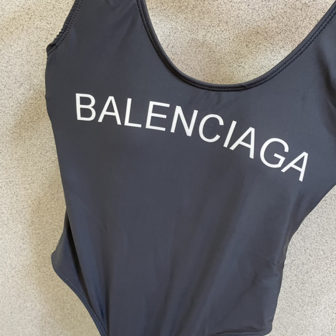 巴黎世家新款泳衣👙❤️😍🥰适合多种场景的游泳衣🏊‍♀️海边 游泳池 温泉 水上乐园 漂流都可以😌内搭外穿