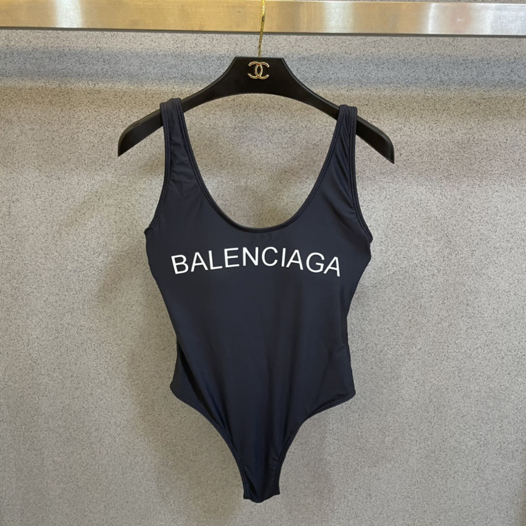 巴黎世家新款泳衣👙❤️😍🥰适合多种场景的游泳衣🏊‍♀️海边 游泳池 温泉 水上乐园 漂流都可以😌内搭外穿