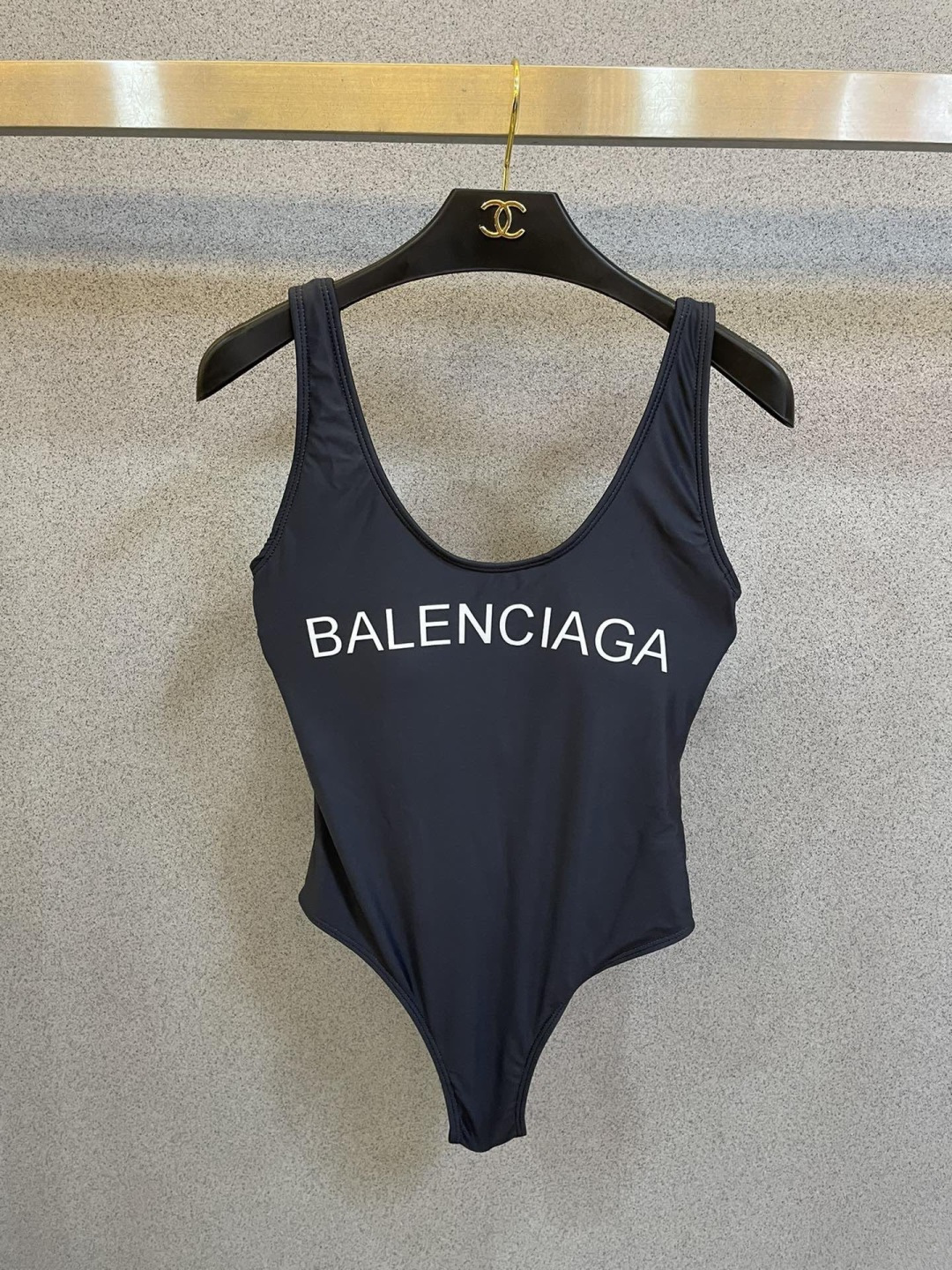 巴黎世家新款泳衣👙❤️😍🥰适合多种场景的游泳衣🏊‍♀️海边 游泳池 温泉 水上乐园 漂流都可以😌内搭外穿