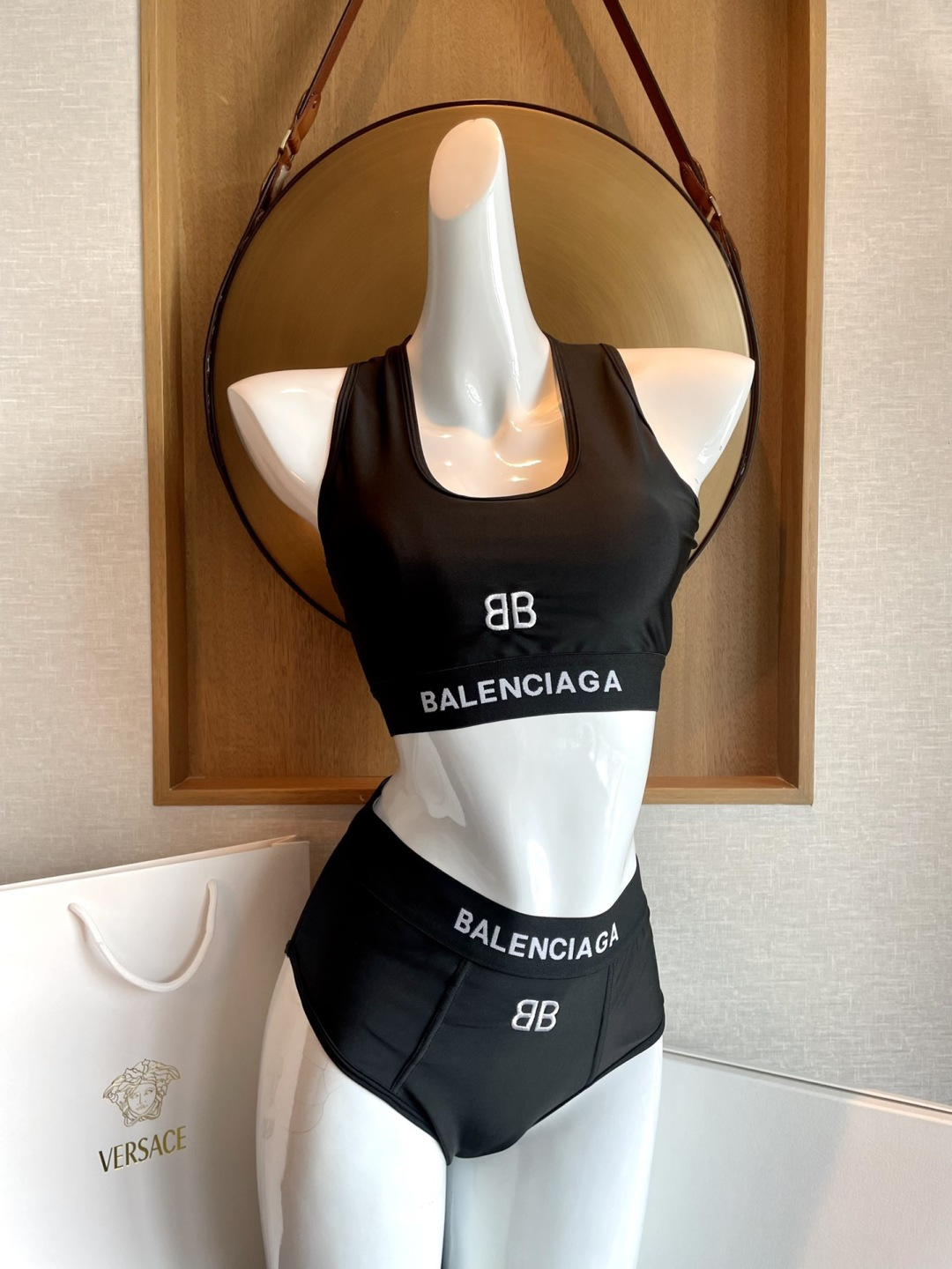 巴黎世家新款泳衣👙❤️😍🥰适合多种场景的游泳衣🏊‍♀️海边 游泳池 温泉 水上乐园 漂流都可以😌内搭外穿