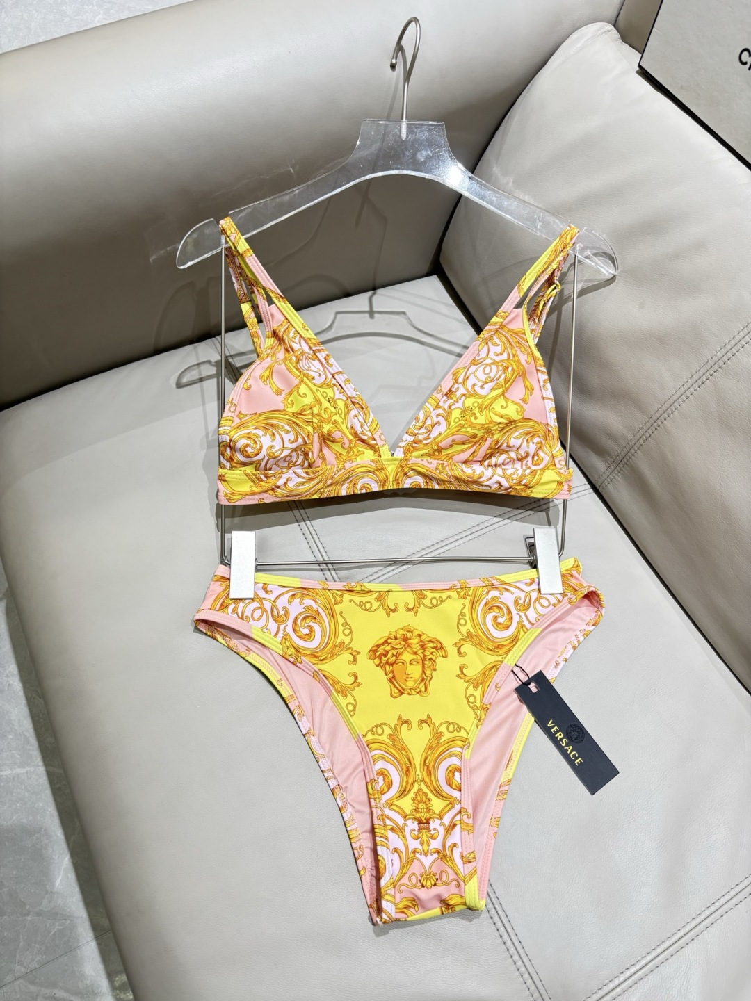 范思哲新款比基尼泳衣适合多种场景的游泳衣🏊‍♀️海边 游泳池 温泉 水上乐园 漂流都可以😌内搭也完全可以