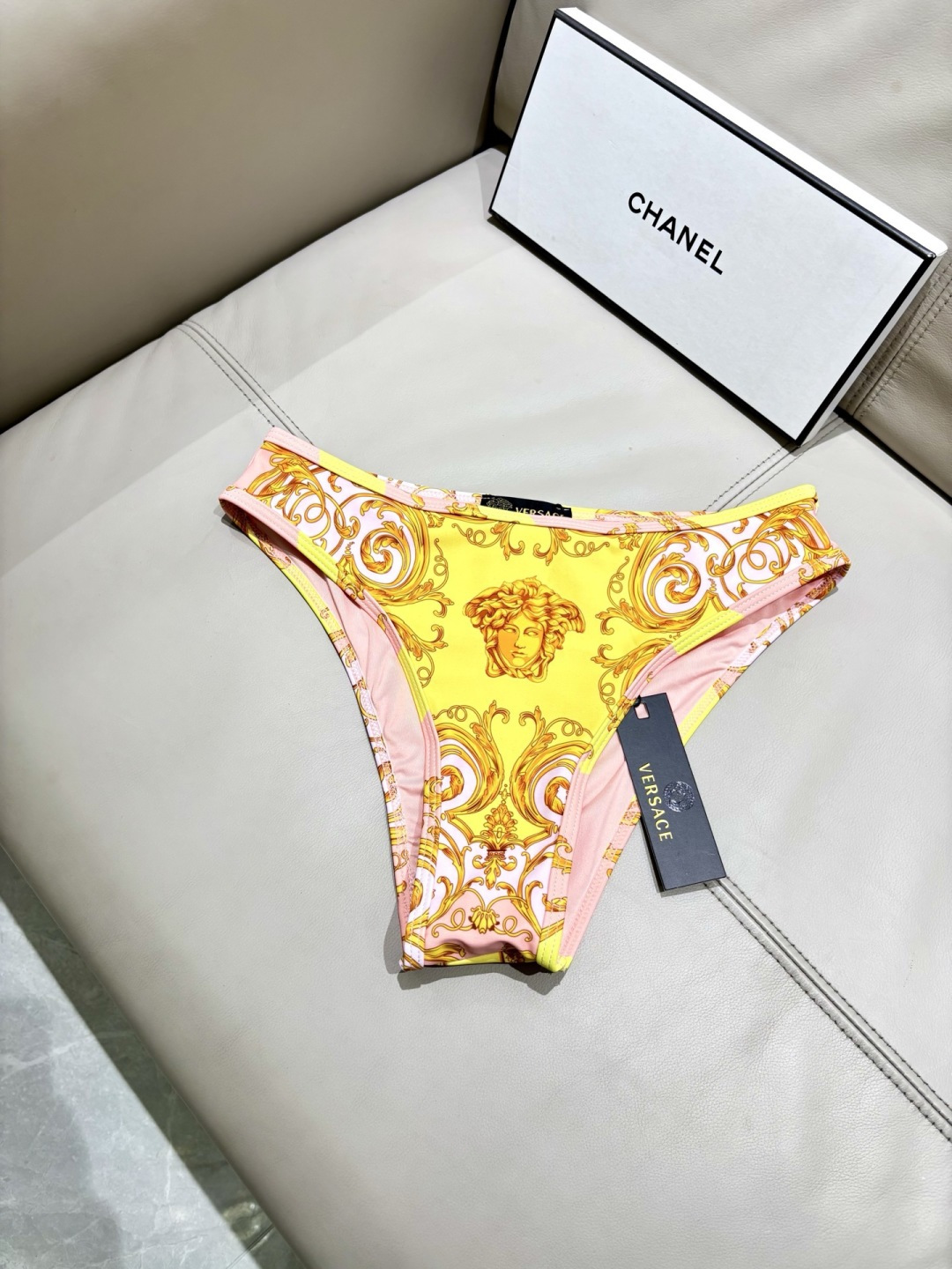 范思哲新款比基尼泳衣适合多种场景的游泳衣🏊‍♀️海边 游泳池 温泉 水上乐园 漂流都可以😌内搭也完全可以