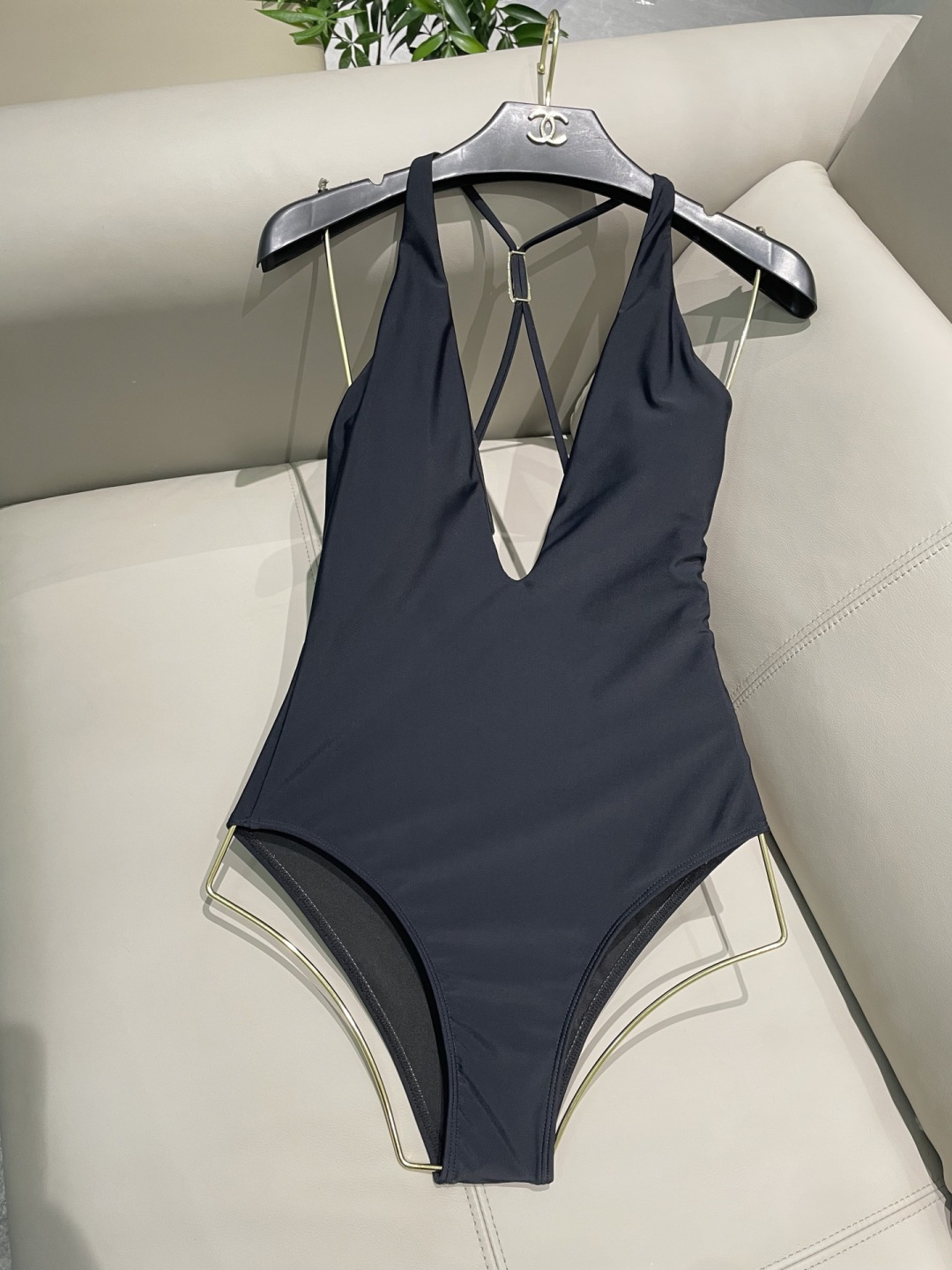 范思哲新款连体泳衣  对版五金😍🥰适合多种场景的游泳衣🏊‍♀️海边 游泳池 温泉 水上乐园 漂流都可以😌